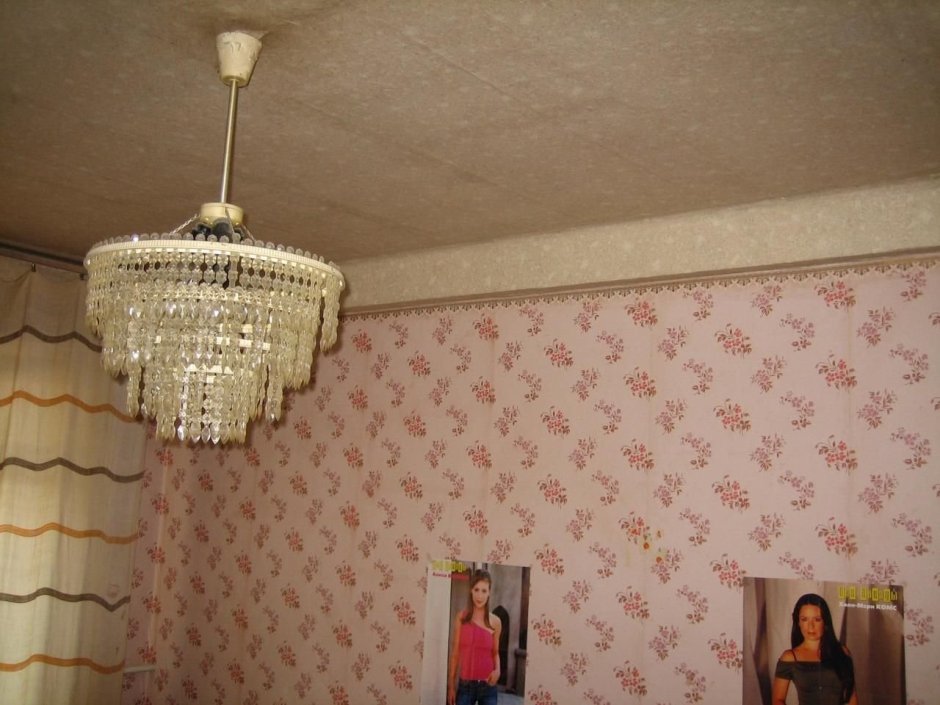 Советская комната с люстрой