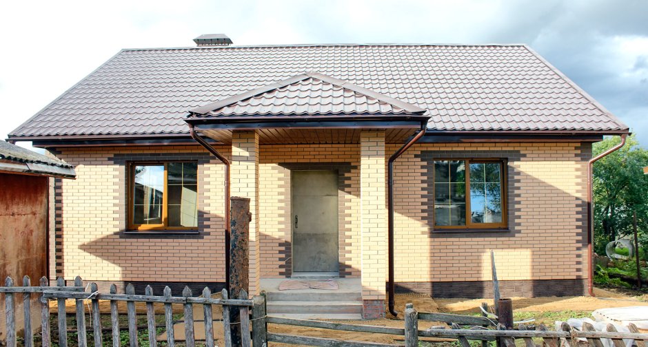 Одноэтажный дом облицованный кирпичом