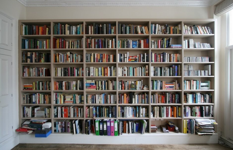 Книжные стеллажи в библиотеке