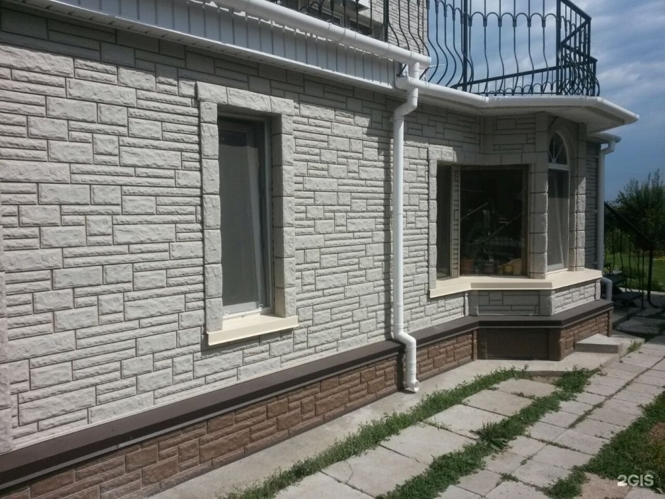 Темные фасады домов