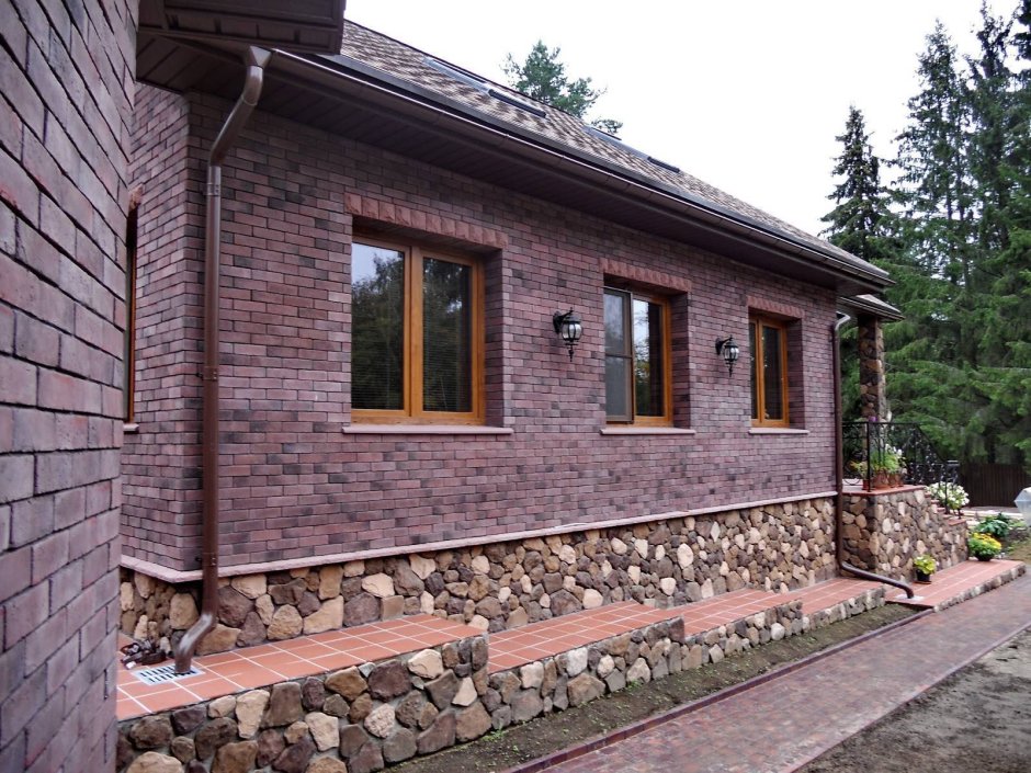 Отделка фасада панелями под камень