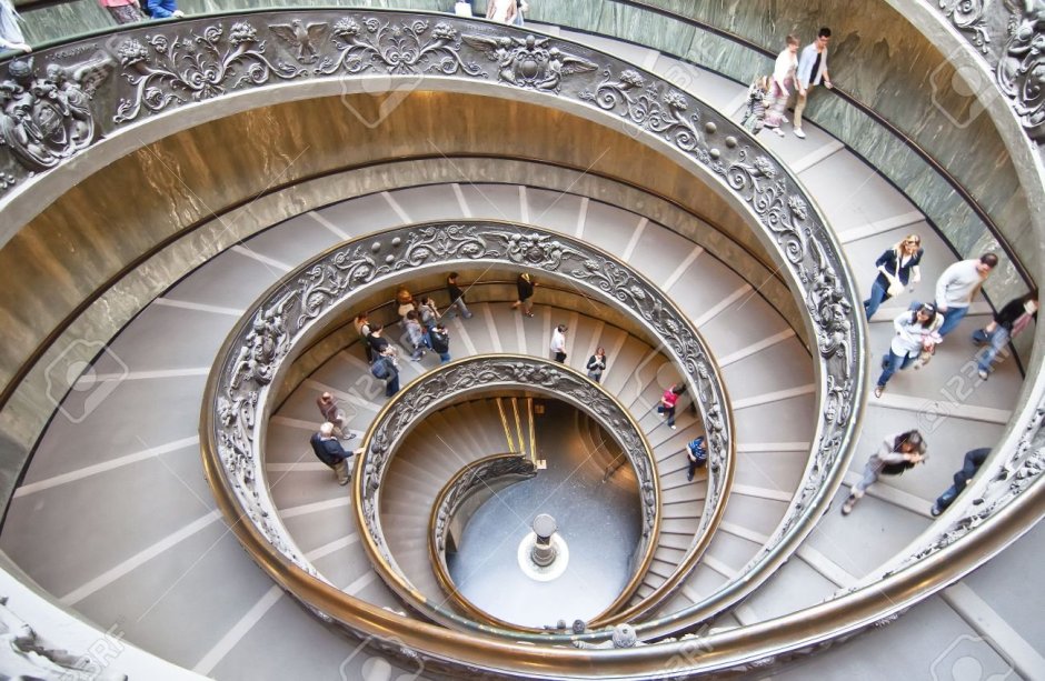 Пьетрасанта Италия лестница в музее