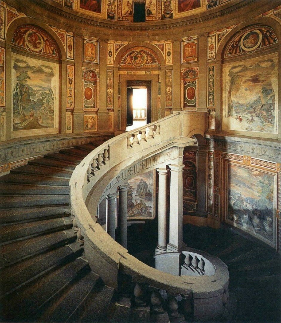 Мраморная лестница в классическом интерьере
