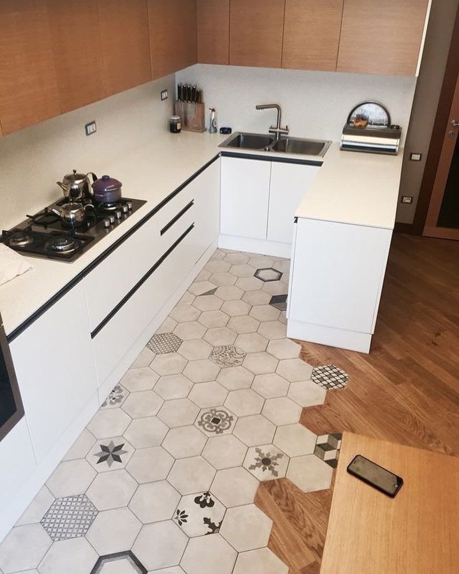 Шестигранная плитка на кухне