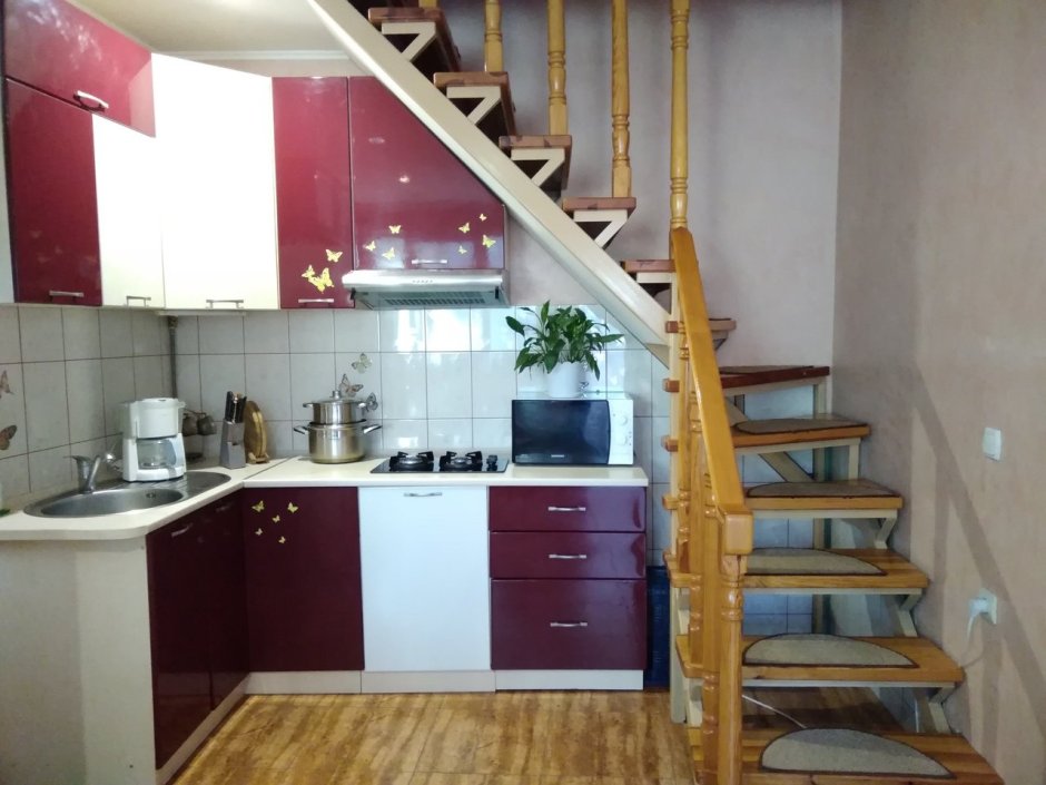 Лестница на кухне в частном доме