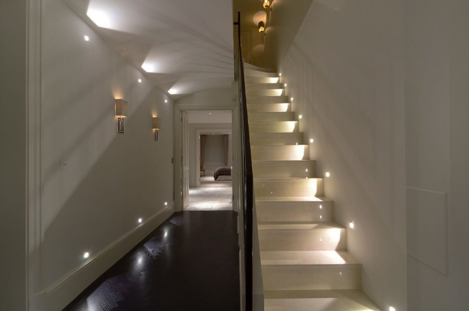 Двойные светильники на лестнице
