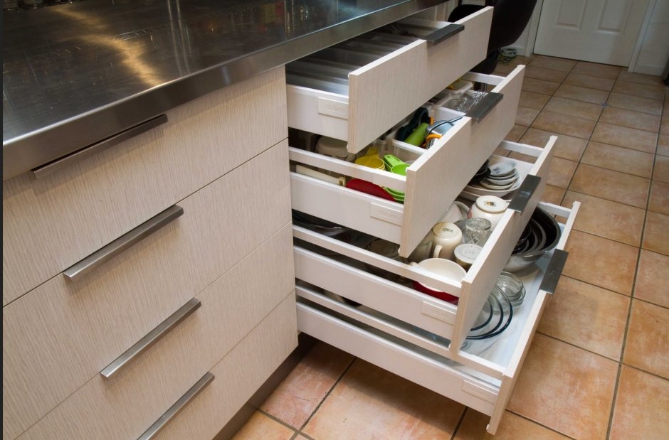 Кухонный гарнитур с выдвижными ящиками