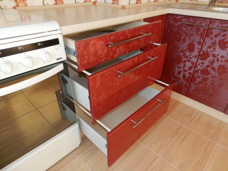 Кухонный гарнитур с выдвижными ящиками