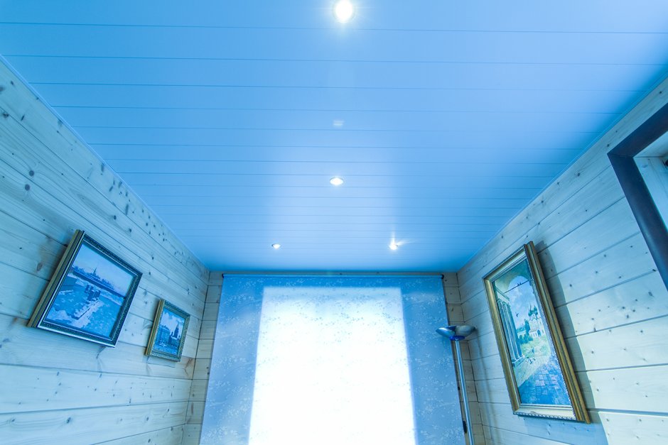 Реечный потолок голубой