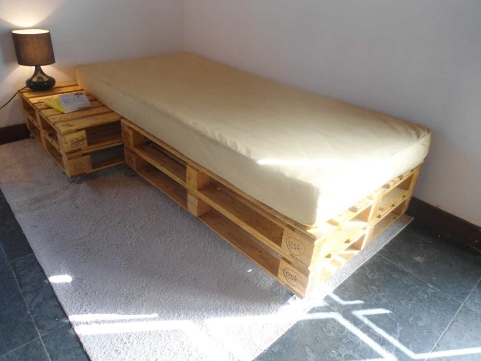 Кровать из поддонов одноместная