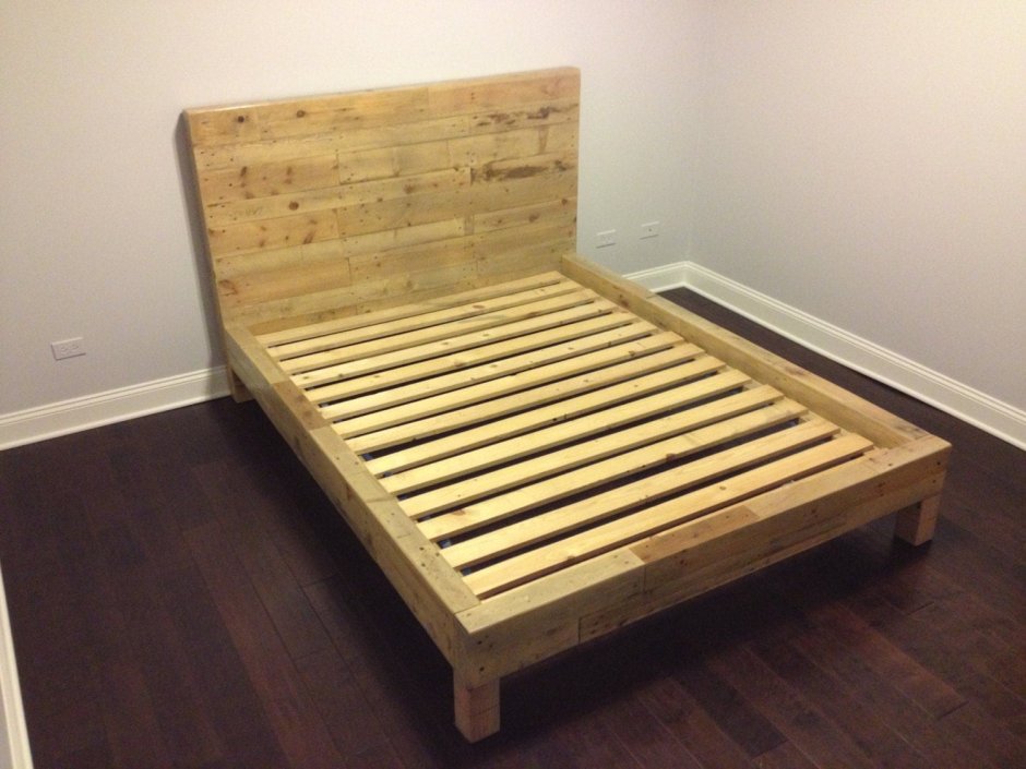 Кровать из деревянного каркаса поддоны
