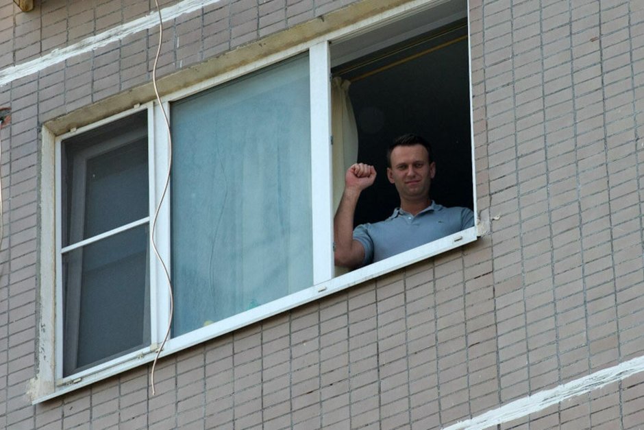 Алексей Навальный в окне