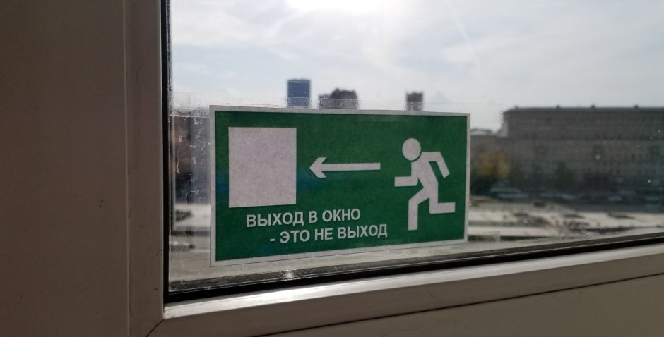 Задумчивый мужчина у окна