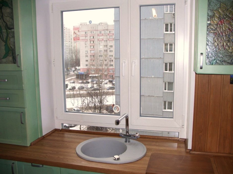 Умывальник возле окна
