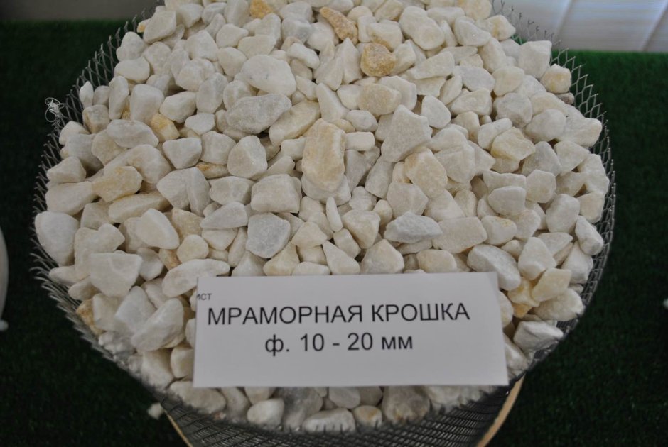 Мульчирование клумбы мраморной крошкой