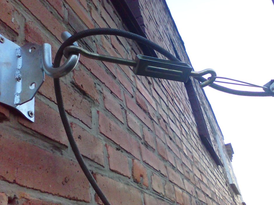Анкерное крепление оптического кабеля к стене здания