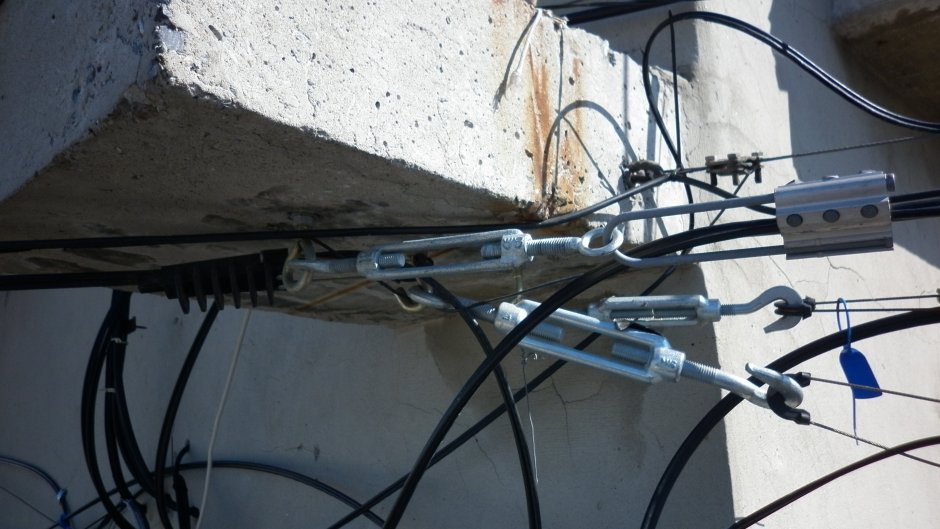 Крепление электрических кабелей по зданию