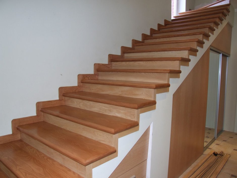 Монтаж деревянных ступеней на бетонную лестницу