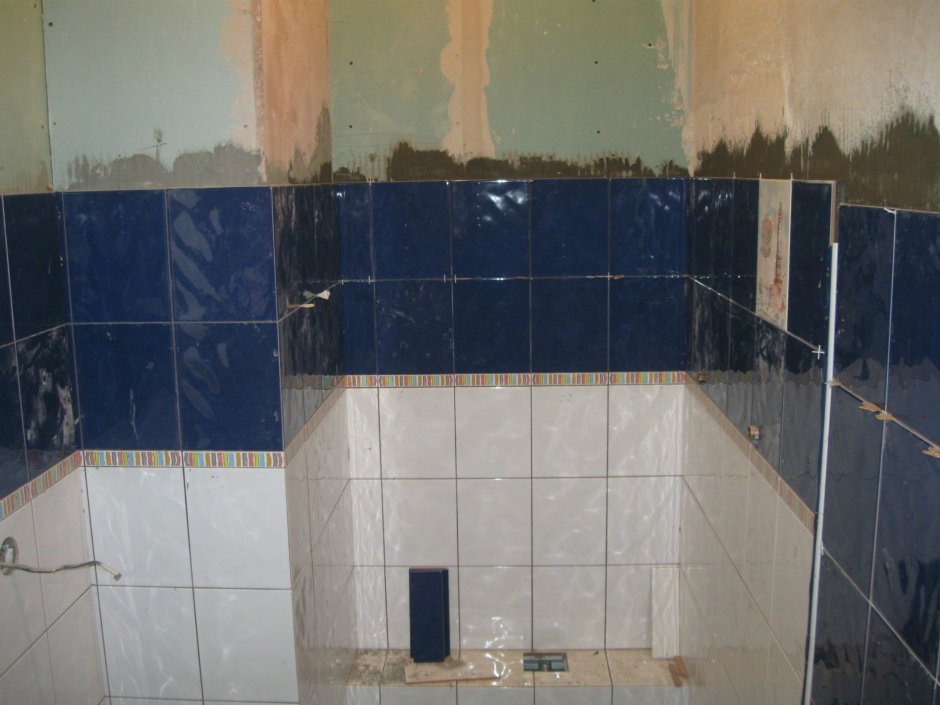 Укладка плитки в ванной на стены