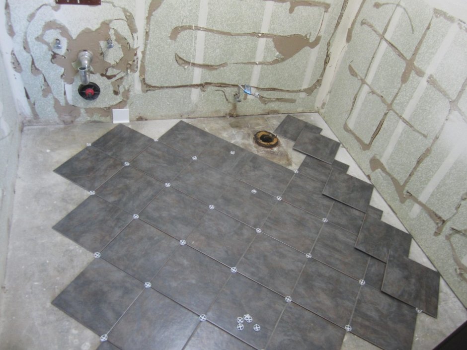 Плитка по диагонали на полу в ванной