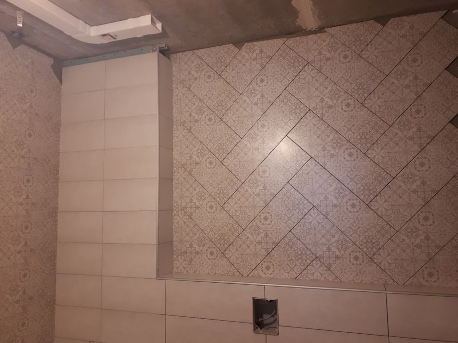 Плитка по диагонали на стене в ванной