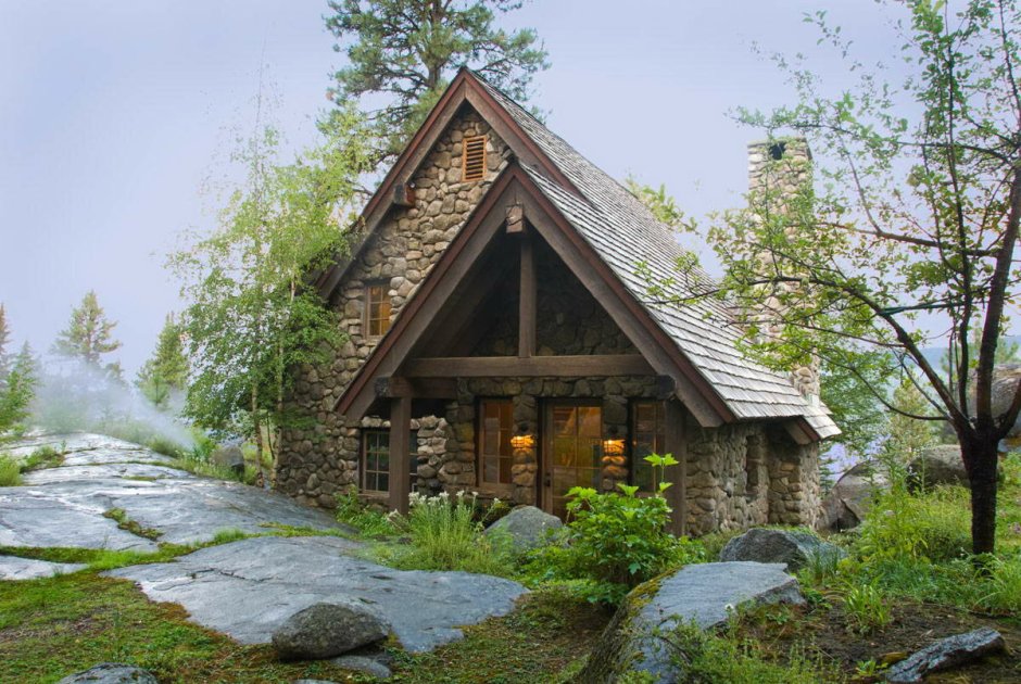 Каменный дом в лесу