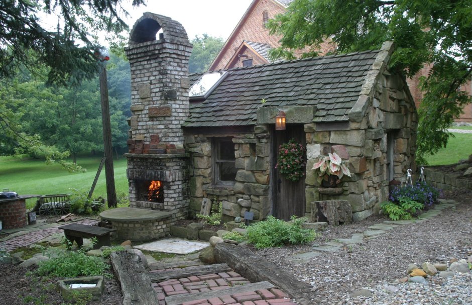 Маленький каменный домик