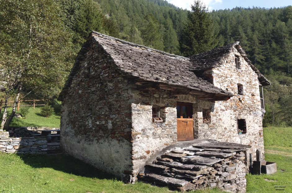 Старый каменный дом