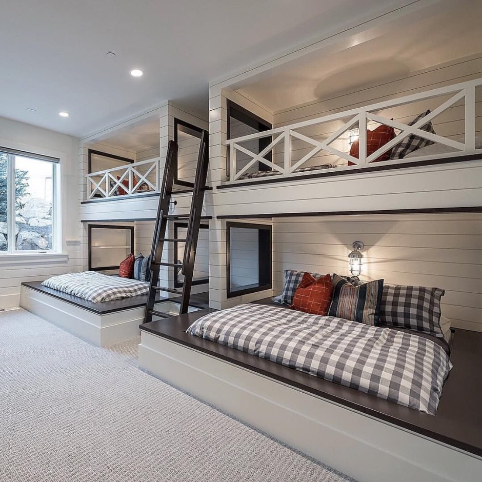 Человек на потолке страшный