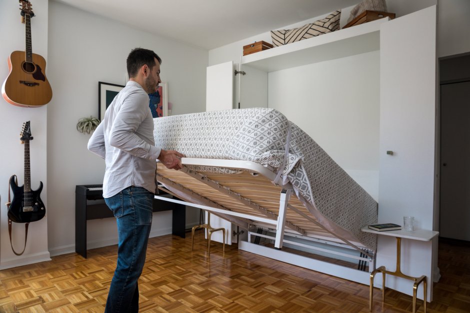 Мужчина на диване