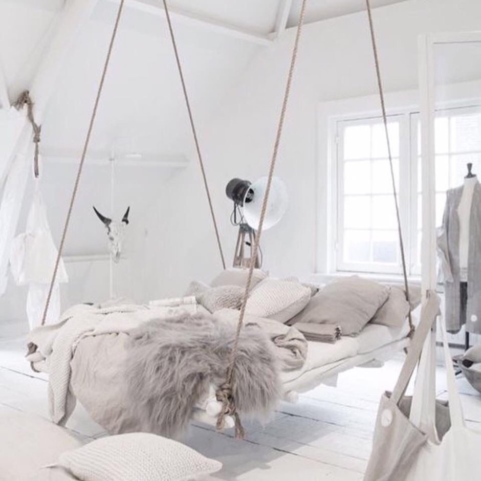 Человек под диваном