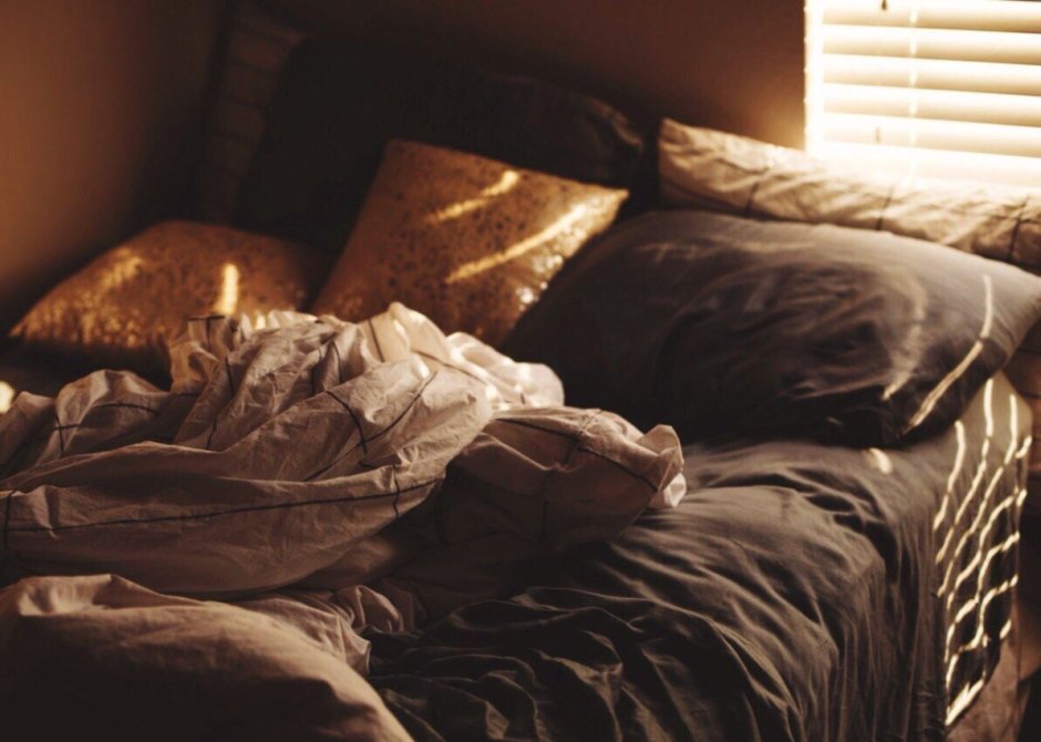 Заглядывает под кровать