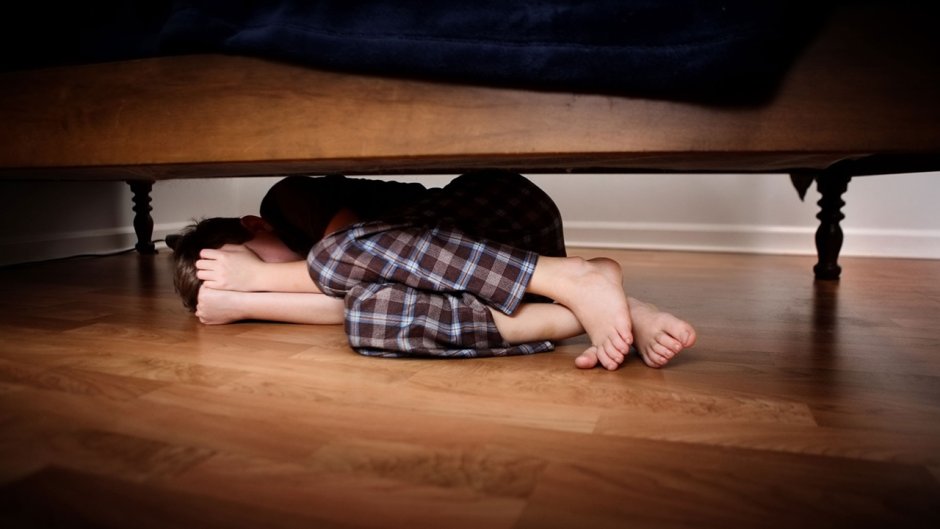 Книга на белой постели