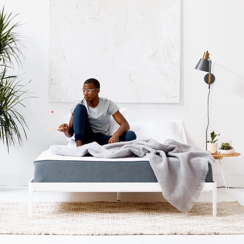 Человек в кровати