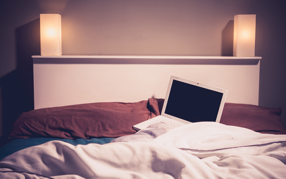 Парень прячется