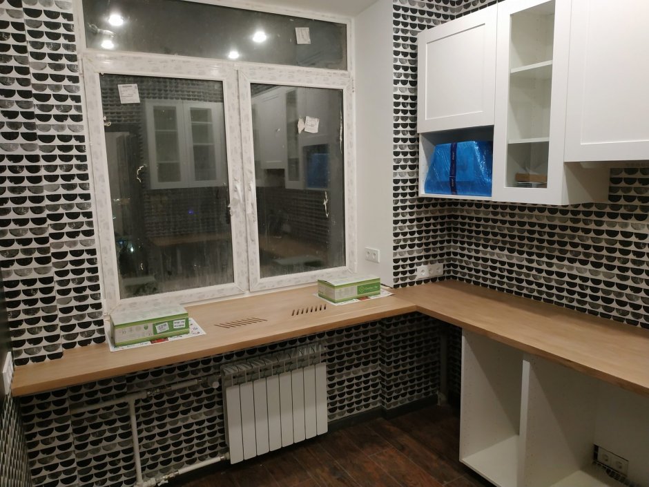 Белый кухонный гарнитур со столешницей из искусственного камня