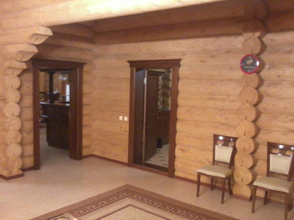Плинтус в деревянном доме из оцилиндрованного бревна