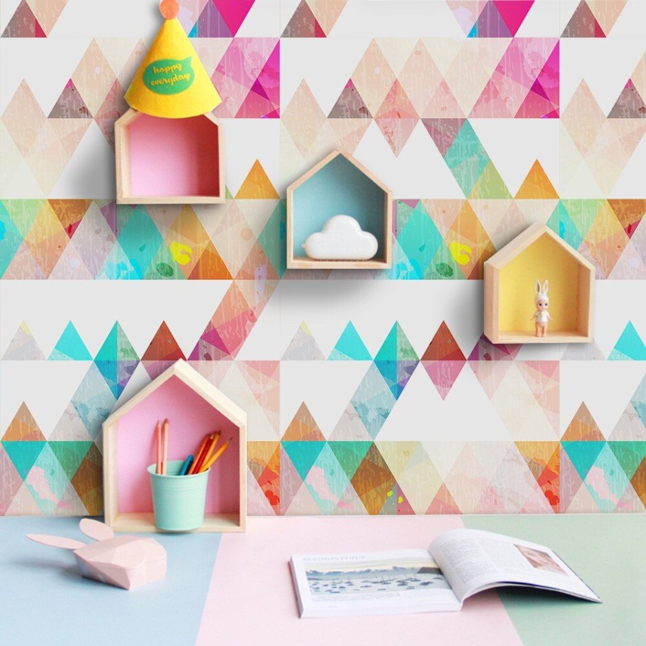 Цветные треугольники на стене