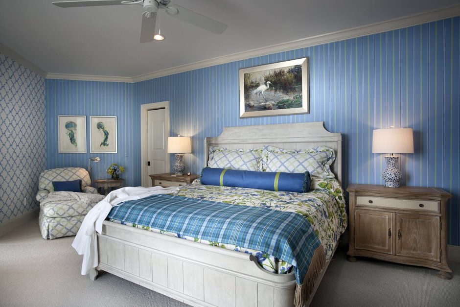 Спальня с голубыми обоями в полоску