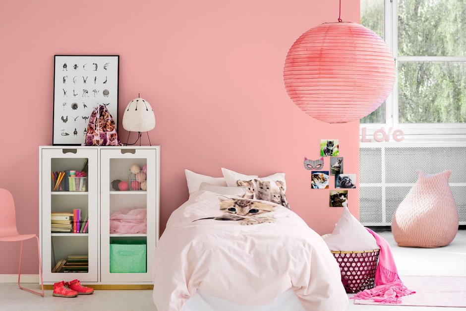 Спальня в ярко розовом цвете