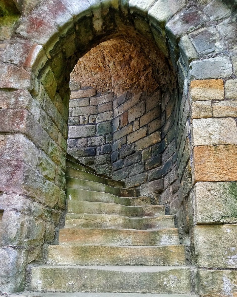 Донжон с винтовой лестницей в средневековье