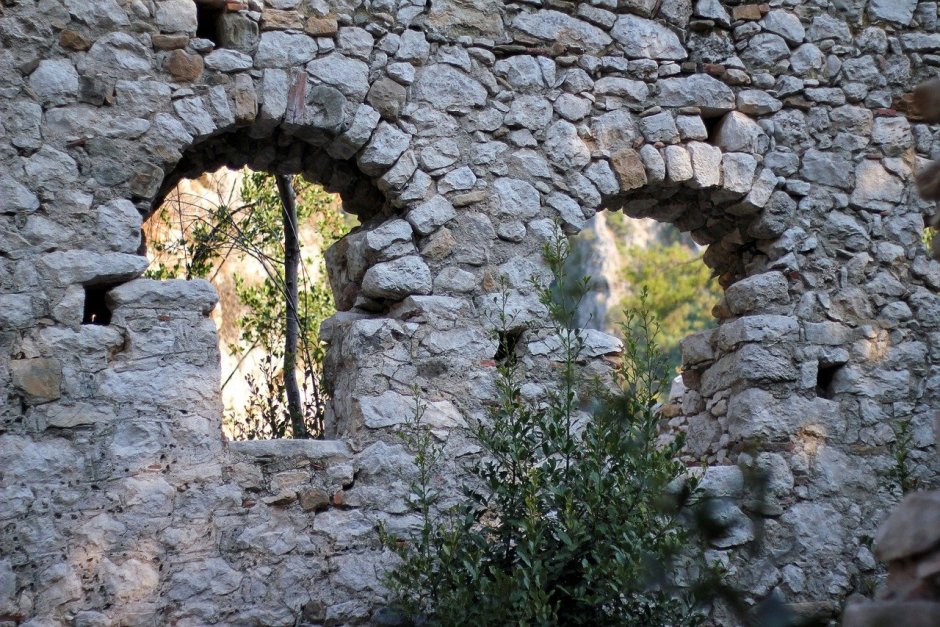 Каменная Средневековая стена