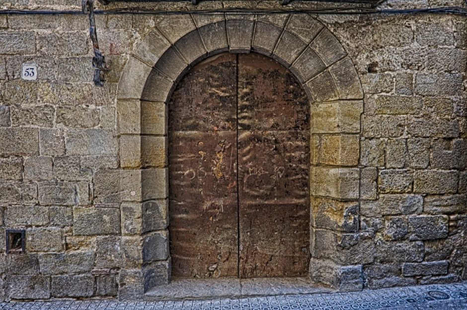 Древняя дверь