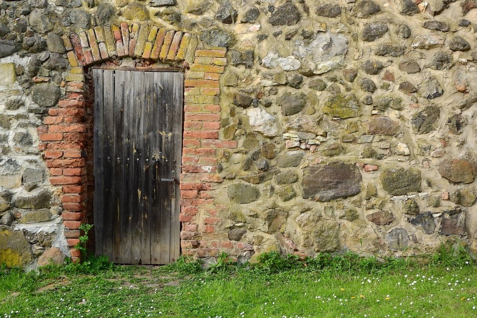 Дверь старинная каменная