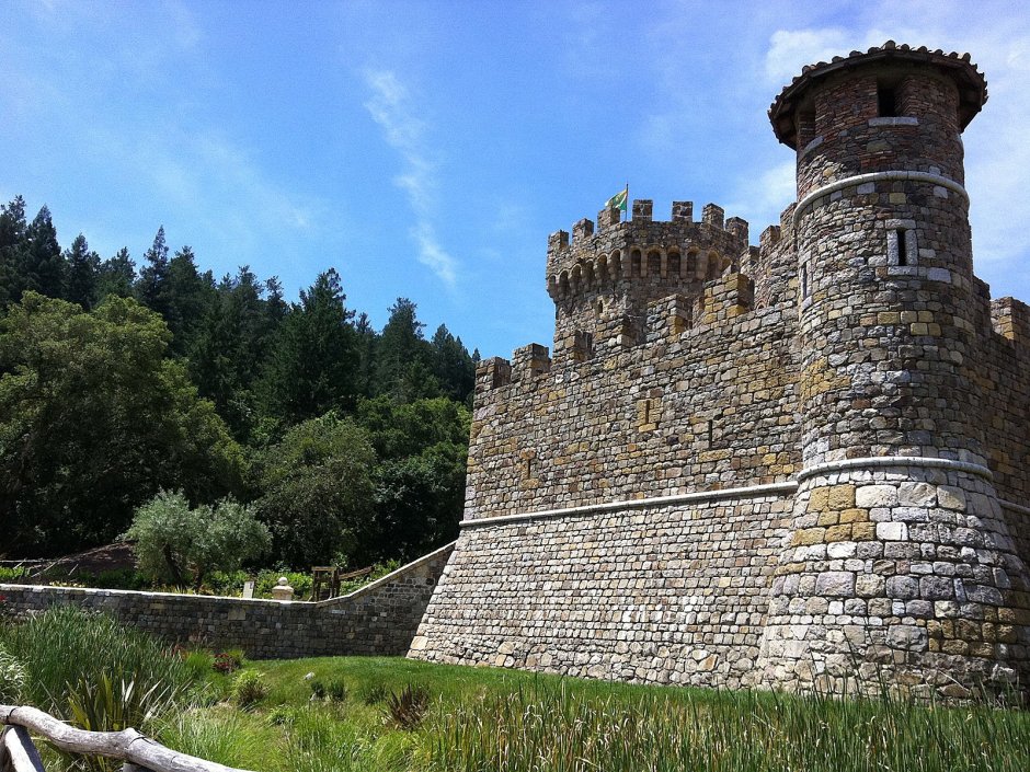 Надвратная башня средневекового замка