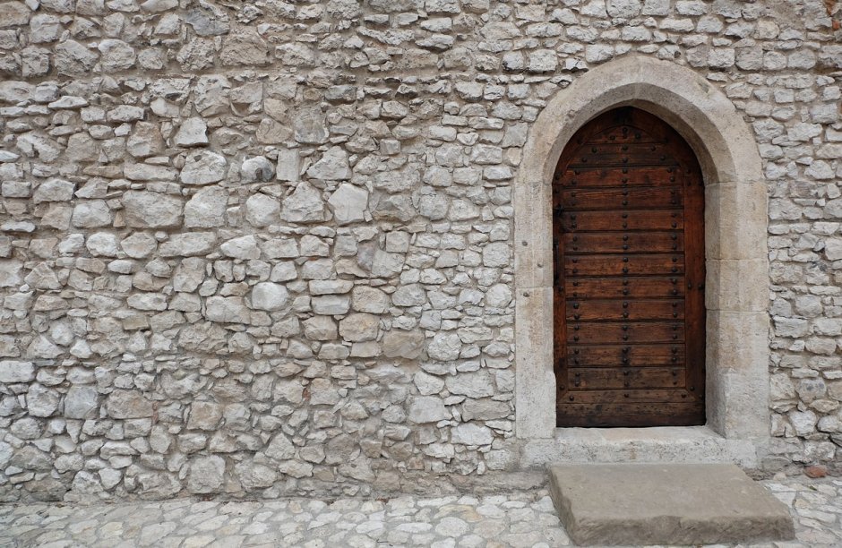 Крепостная стена дверь