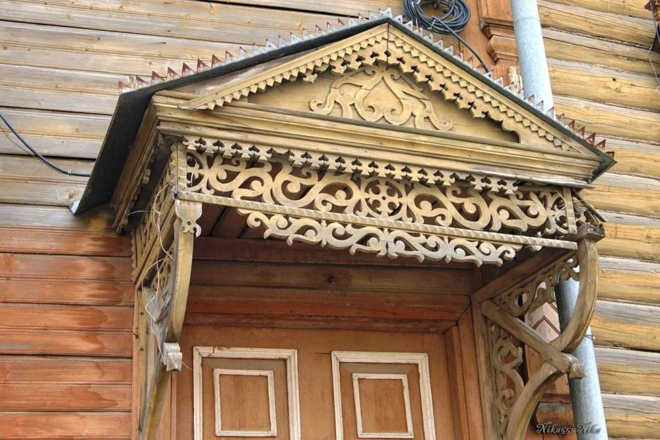 Древняя прорезная домовая резьба наличники