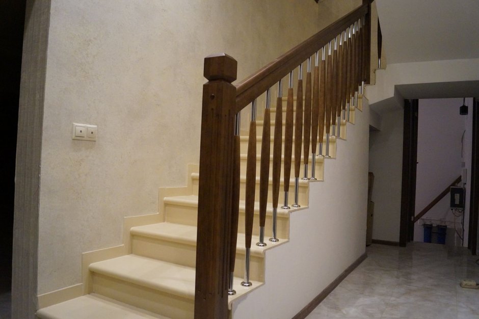 Мраморная лестница с деревянными перилами