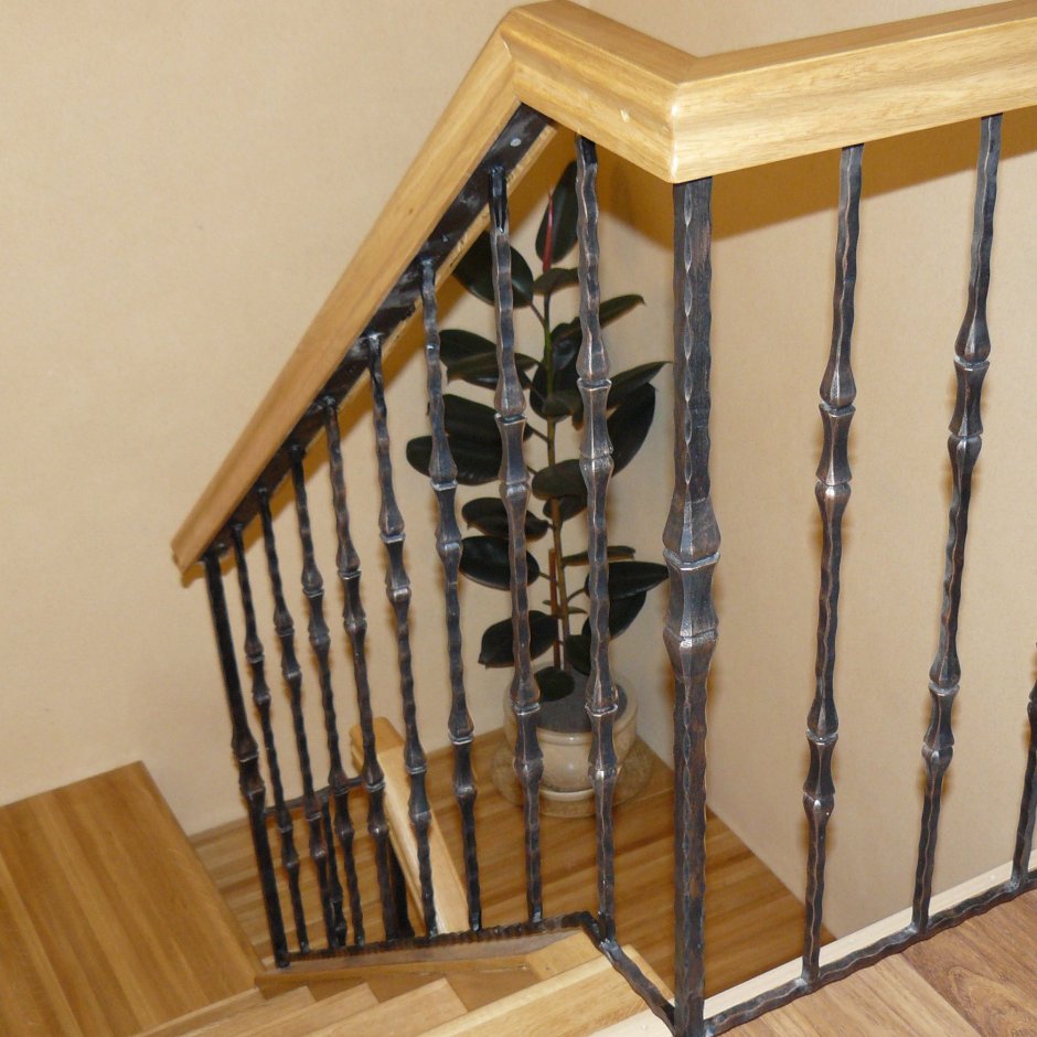 Деревянная лестница с металлическими балясинами