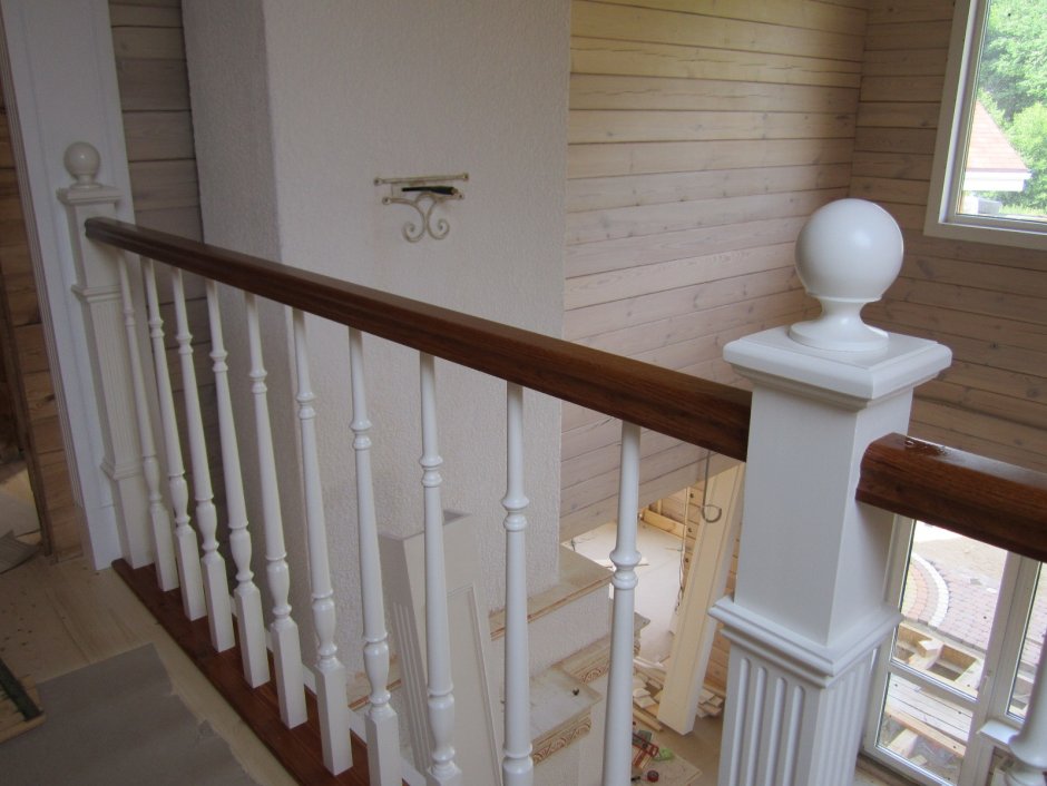 Деревянные перила для лестницы в частном доме